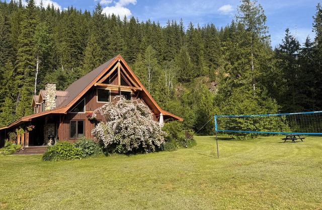 Ski chalet on acreage close to RMR. Pet friendly!