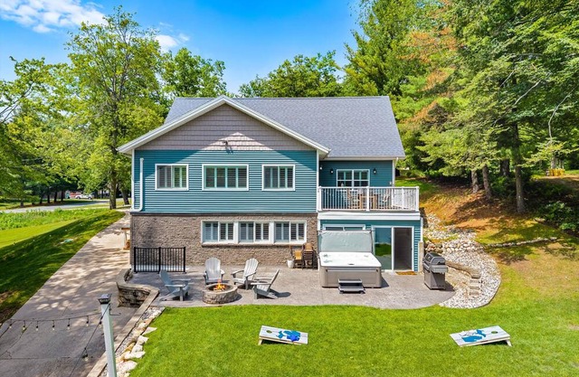 Marywood Cottage: Luxury Lake House Living, Kayaks and Pedal Boat Included