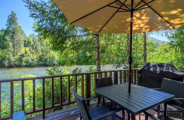 Cozy 2-bedroom, 2-full bath cabin in enchanting Blue River with AC