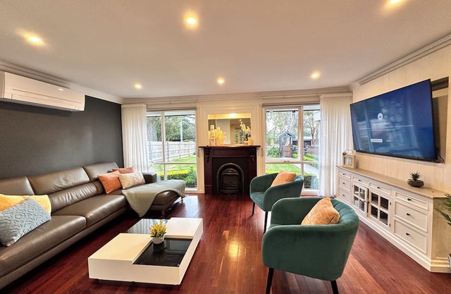 Serene Escape with Birds, Trees & Breeze– 5BR, 3.5B n garage with Wifi & Netflix