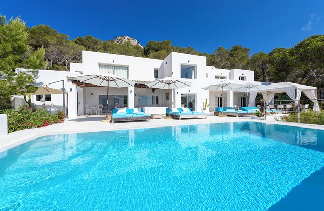 HOUSE WHITE PEARL IN ESt CUBELLS IBIZA 6 ROOMS AND BATHROOMS AND AMAZING SEA VIEW