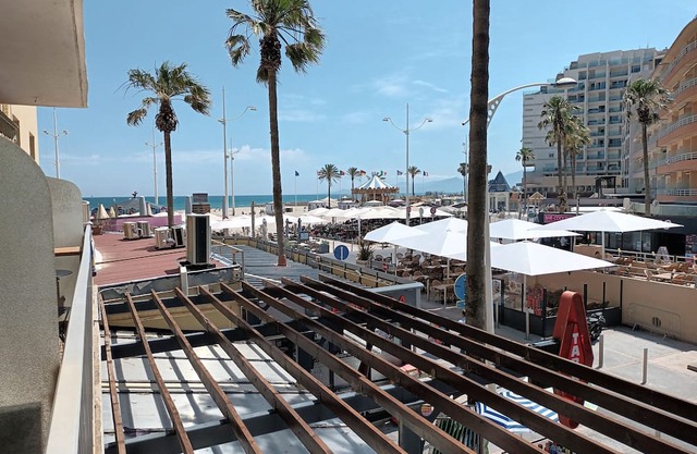 Air-conditioned apartment 2 steps from the beach. Covered parking space