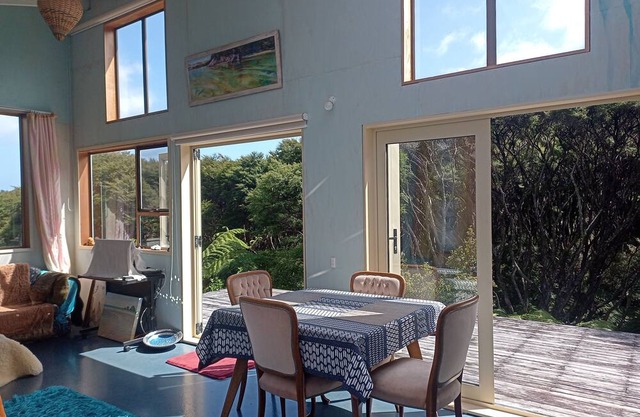 Iona Studio, Great Barrier Island. Close to Airport, Shops, Beaches, Hot Pools