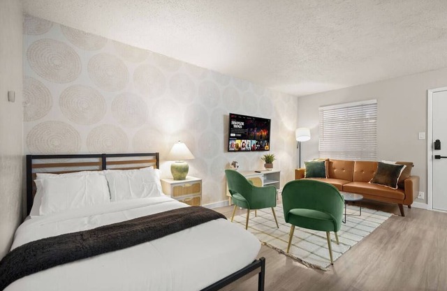 Central and Cozy condo close to Downtown and University