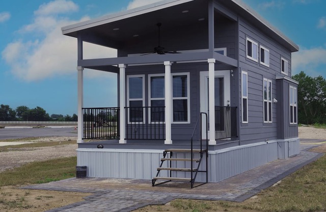 Gorgeous Tiny Home in Peninsula Point Richland Chambers Lake -- Lake Life