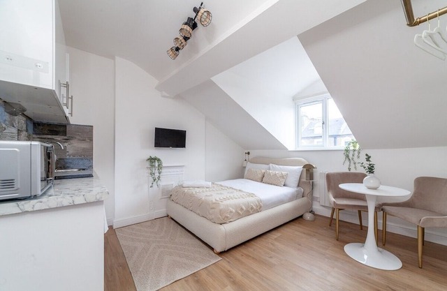 Stylish & Petit Studio flat w/great tube connectio