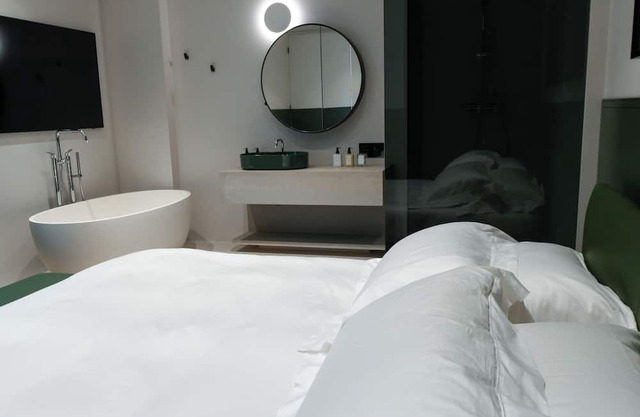 Lux Designer 1 Bdrm, Ensuite bathroom w/tub & shower, powdr Rm, Pet & concierge
