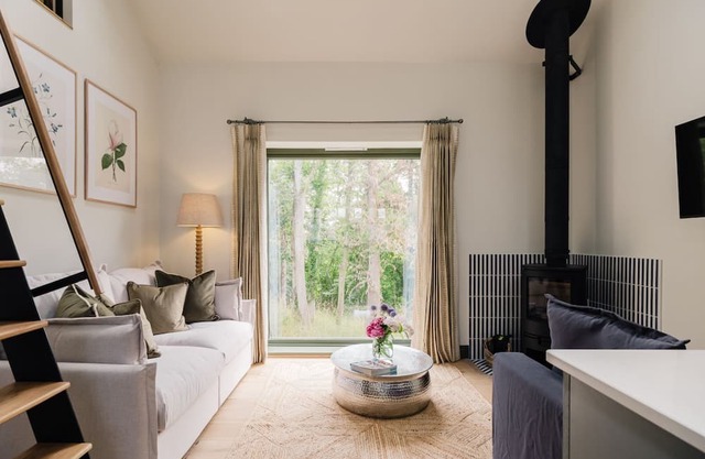 Beautifully presented holiday home in the Cotswolds with pretty balcony - The Old Workshop