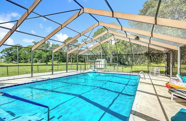 Cozy 3 BR home in charming Frostproof with caged saltwater pool. Boat ramp.