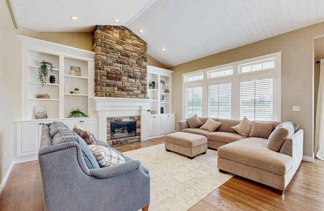 Lakefront living, steps to the water, fishing and kayaks, walk to outlet shops