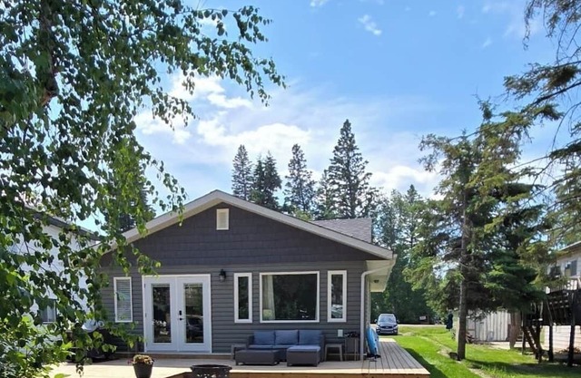 Emma Lake Sunset Bay retreat! One minute walk to the beach with large deck/yard!