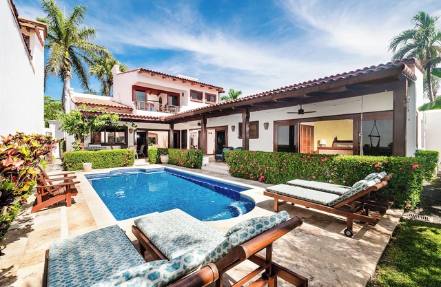 Newly renovated 3-bedroom house with private pool in Playa Langosta