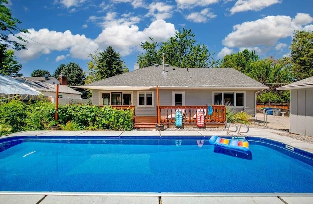 Modern Pool House by BSU!