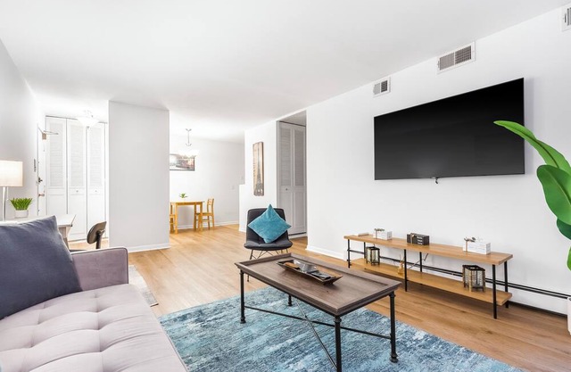 Pristine Lakeview l Boystown l Wrigley Haven l Beach