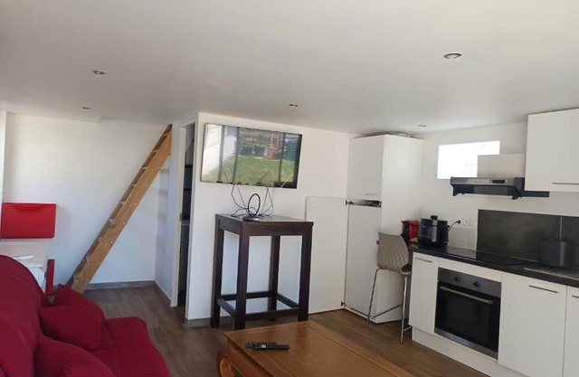 Charming furnished outbuilding with terrace in Bordeaux