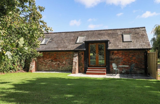THE OLD PARLOUR, romantic, with a garden in Durley