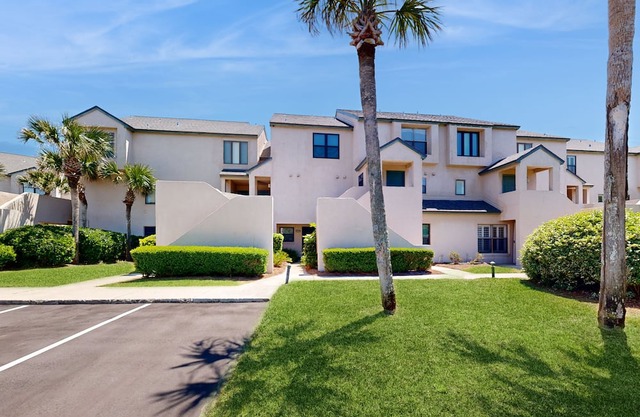 Newly Decorated, Oceanfront Townhouse with Patio, WiFi, W/D & Shared Pool