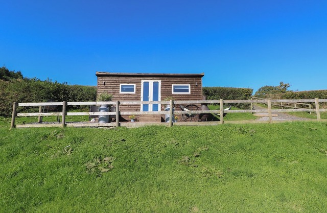 SYCHNANT FARM RETREAT, with a garden in Pontarddulais