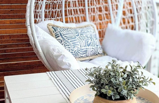 Charming Coastal Cottage Retreat