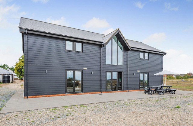5 bedroom accommodation in Althorne