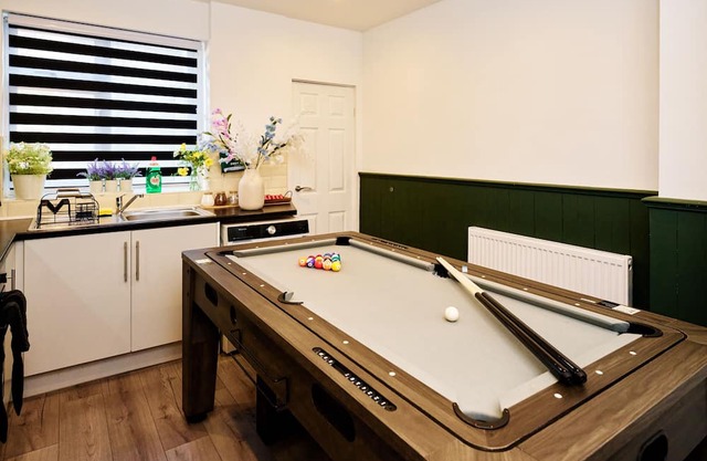 CosyHome | NearCityCentre | sleeps 8 | Pool Table