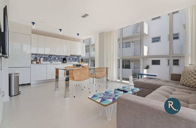 Roami at 250 Collins | 3 Bed Combo | Pool #28
