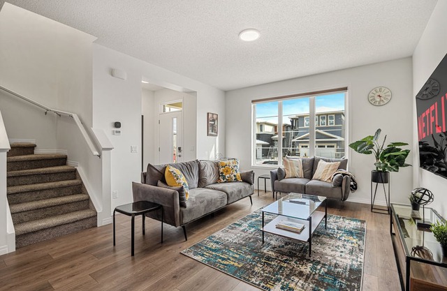 Quiet 3BR + 2.5 Bath Home In Calgary Near Airport