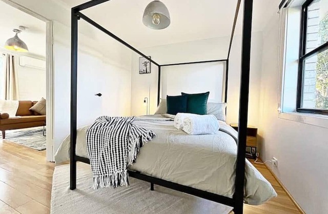 Manhattan - Stylish 1BR Beachfront on Casey’s