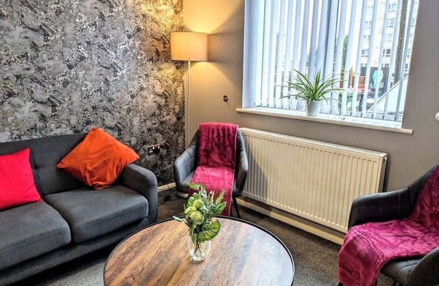 Tempting Telford, 4BR Home, 3 Bathrooms, Parking