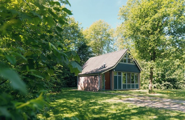 Enjoy a comfortable stay in the IJssel Comfort bungalow for 2 people at Vakantiepark de Sallandshoeve, surrounded by the beauty of Overijssels Salland nature.