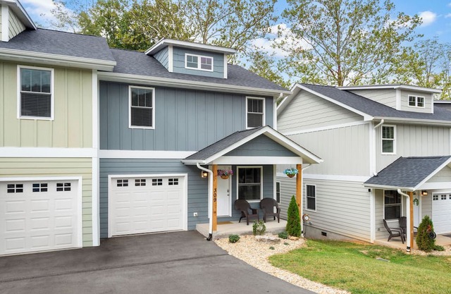 10 Townhomes, Sleeps 89 | 6 Mins to DT Asheville | Sycamore Cove by AvantStay