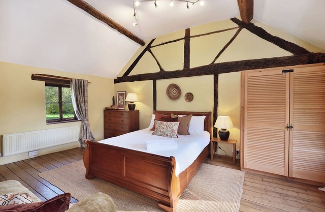 Peaceful Rural Escape for 11 Fires, BBQ, Pet Friendly Large Kitchen Great for Multi-Generational Families