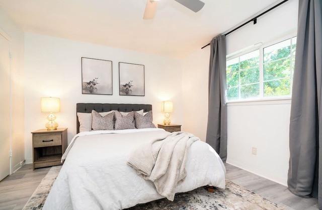 Stylish 5-Star Longview Stay: 3BR, Game Room & Smart TVs for 6–8 Guests