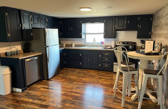 River Cottage Sleeps 8; 5 Miles from Montauk