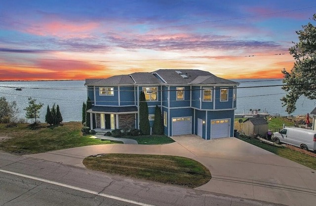 5 bedroom 5 1/2 bath water front Home on lake St Clair.