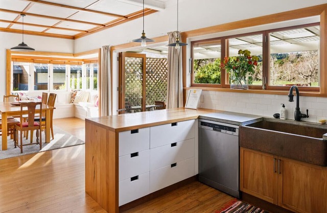 600m to CBD Riverfront Home