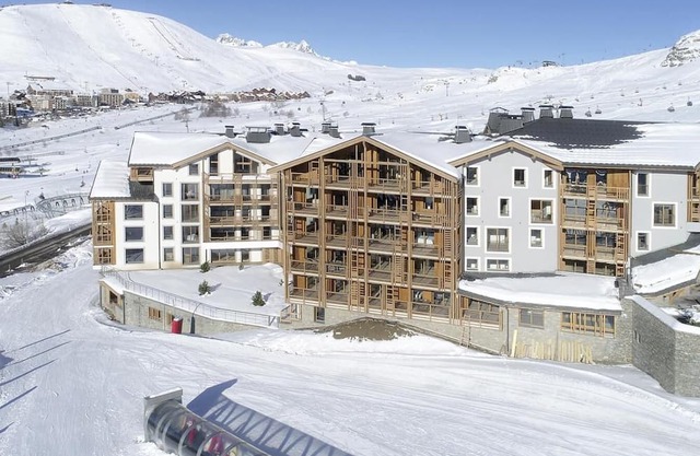 Ski-in/ski-out & foot of the slopes, 3rd floor, swimming pool, balcony, fireplace or stove, parking
