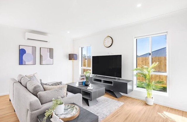 Convenient Brandnew 4 Beds House, 5 mins to mall