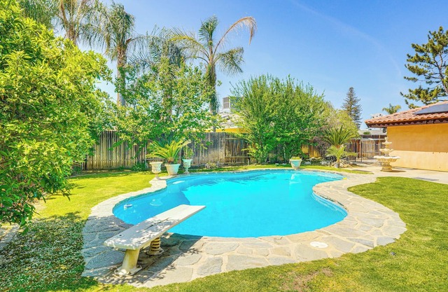 7 Mi to Dtwn: Poolside Paradise in Bakersfield!