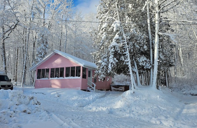 Lakefront vintage pink house. Hot tub