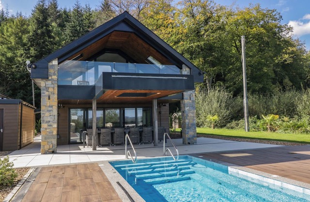 FOREST LODGE, family friendly, luxury holiday cottage in Pontyclun