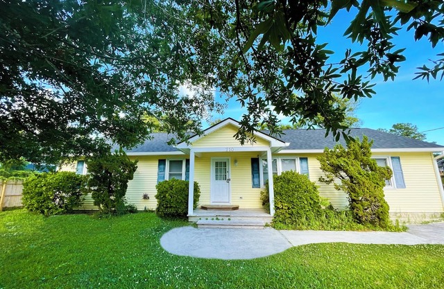 Spacious 4 Bedroom Bungalow - Quiet and Central Location!