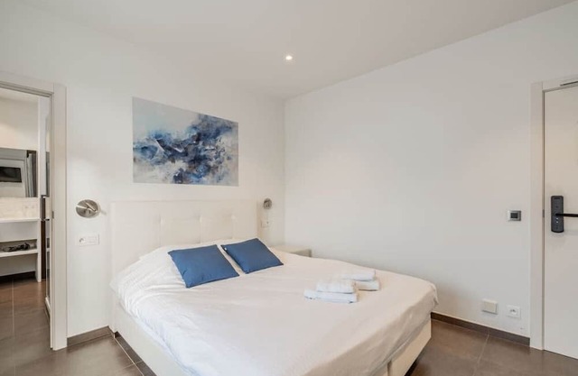 Elegant room with private bathroom near city center