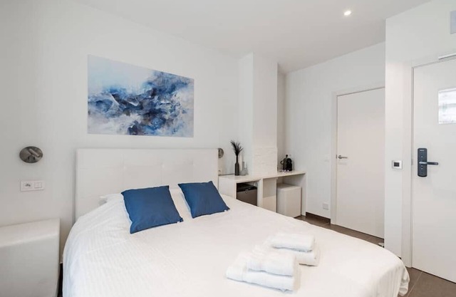 Elegant room with private bathroom near city center