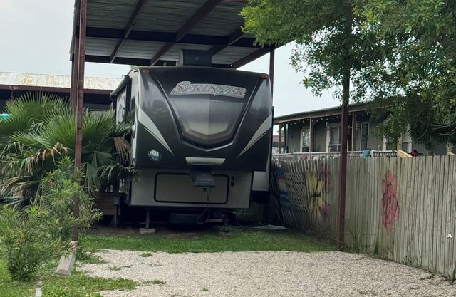 Bunk House RV-bedroom RV in fantastic Port O'Connor TX with AC
