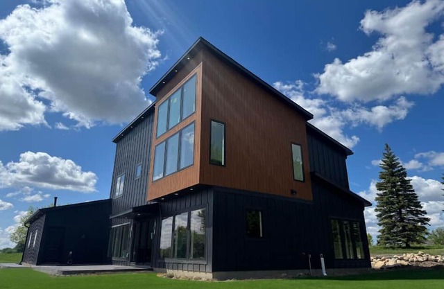 Spacious & luxurious 5-bedroom house with amazing views of Lake MInnewaska!