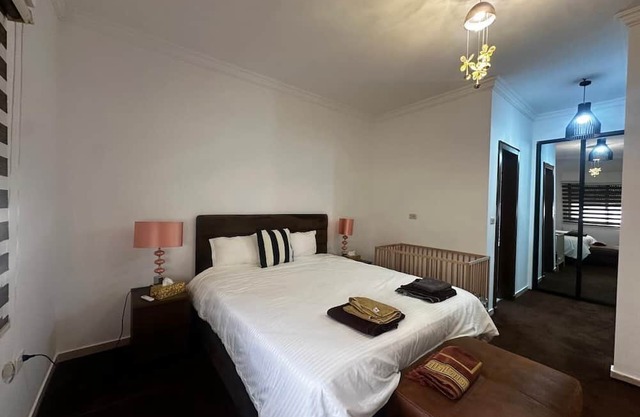 (8) 3-bedroom apartment near shopping and hospitals, free parking, WiFi, AC
