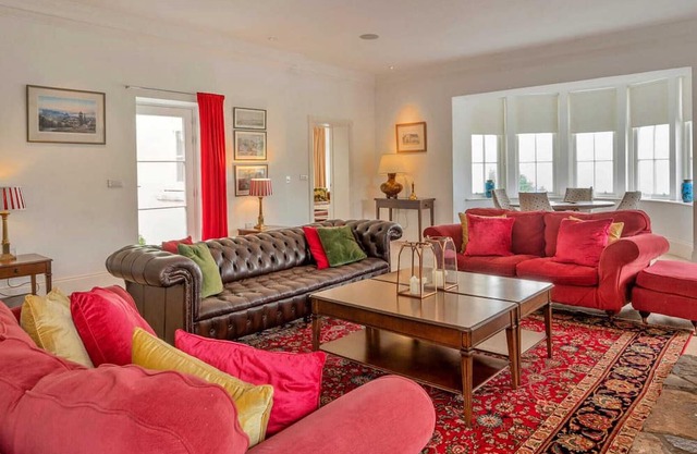 Self-catering retreat with pool, hot tub.