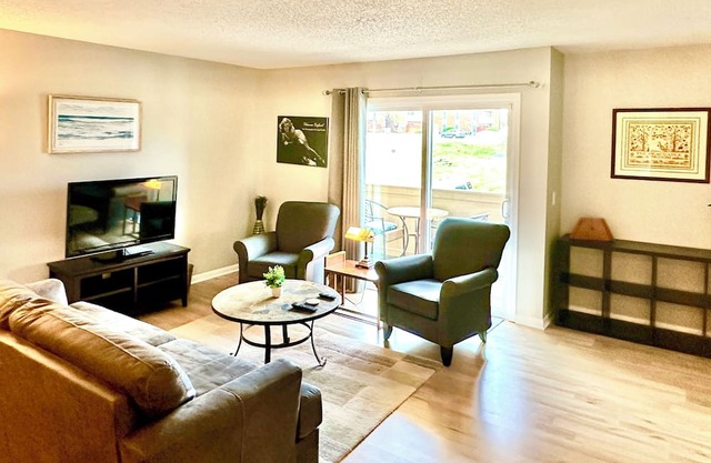 West Nashville 2-bedroom, 1 bath Condo, Furnished w/Wifi, Pool