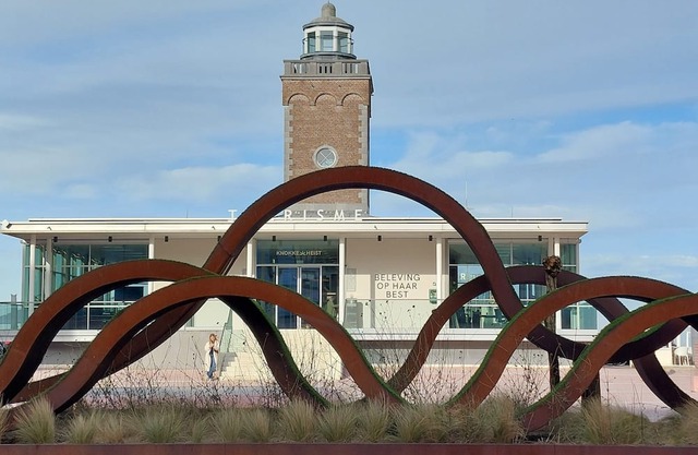 Trendy apartment in golden shopping triangle near the beach